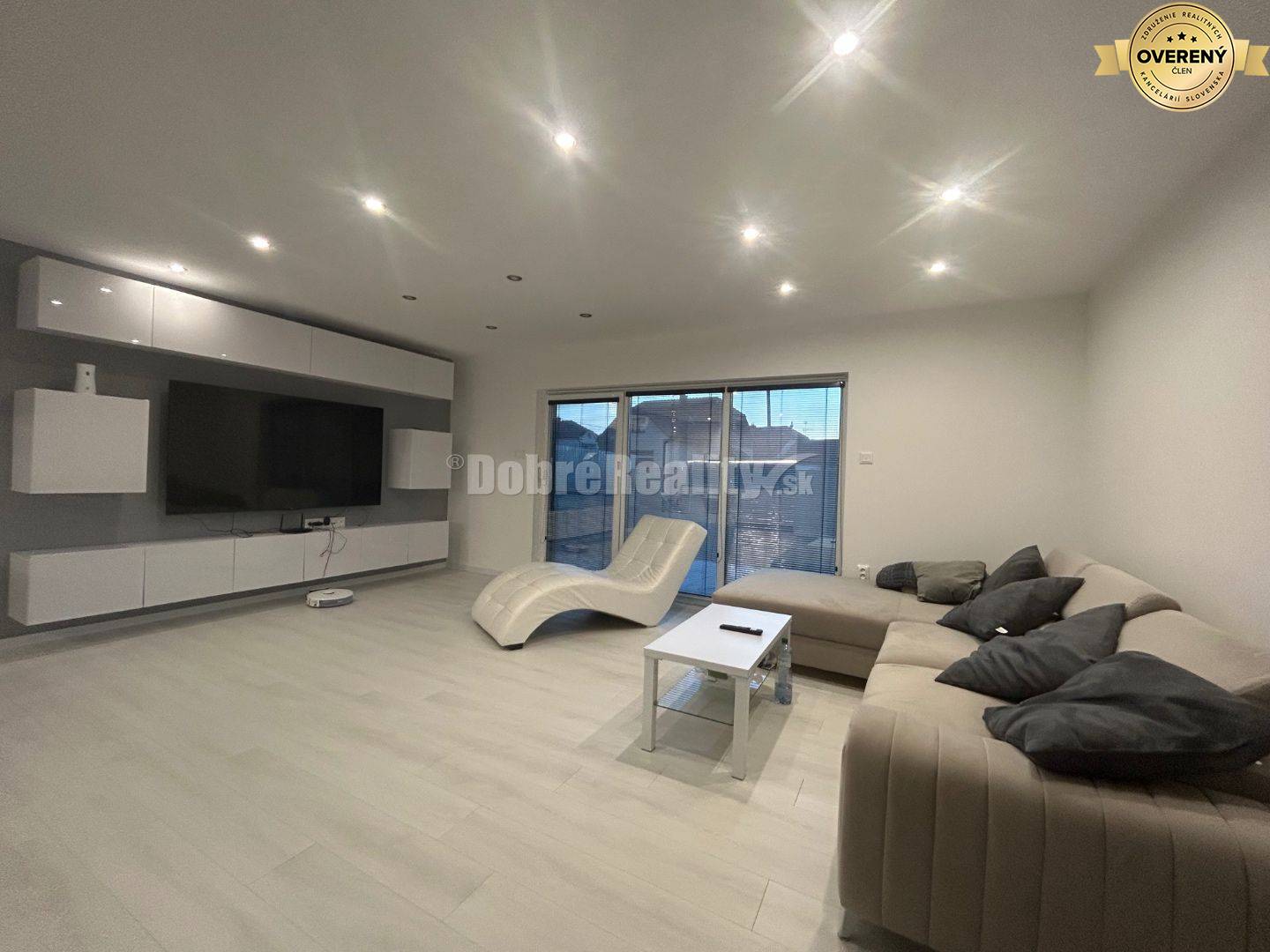 Štýlový rodinný dom z lodných kontajnerov, na predaj.