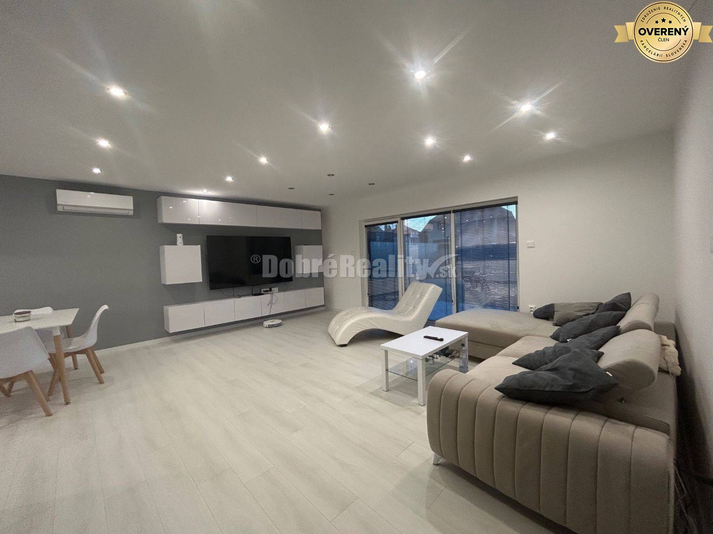 Štýlový rodinný dom z lodných kontajnerov, na predaj.