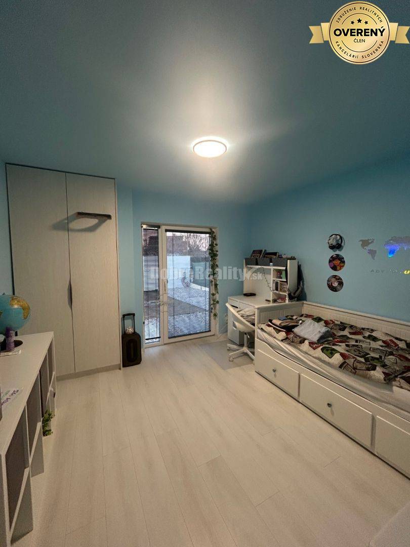 Štýlový rodinný dom z lodných kontajnerov, na predaj.