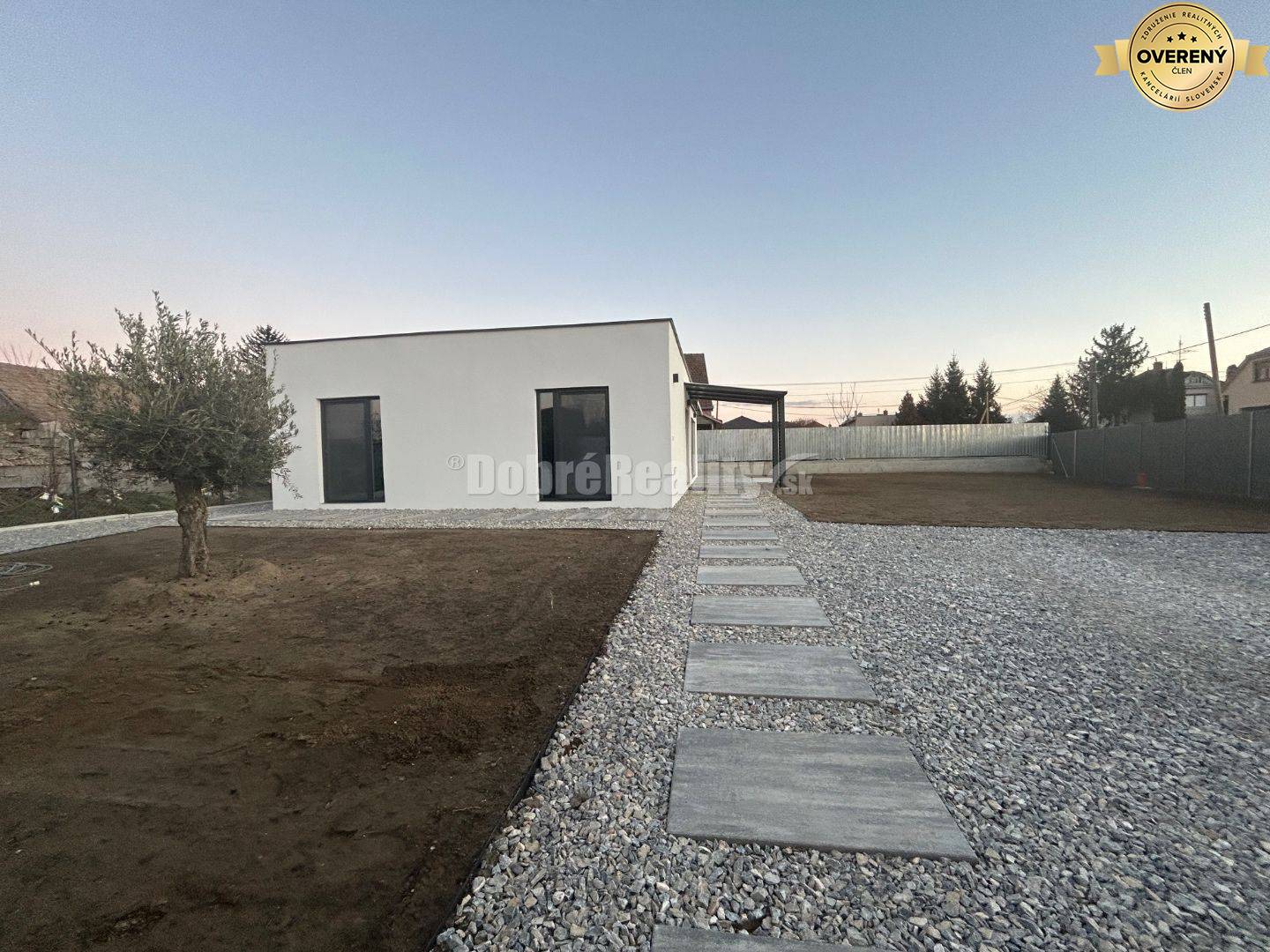 Štýlový rodinný dom z lodných kontajnerov, na predaj.