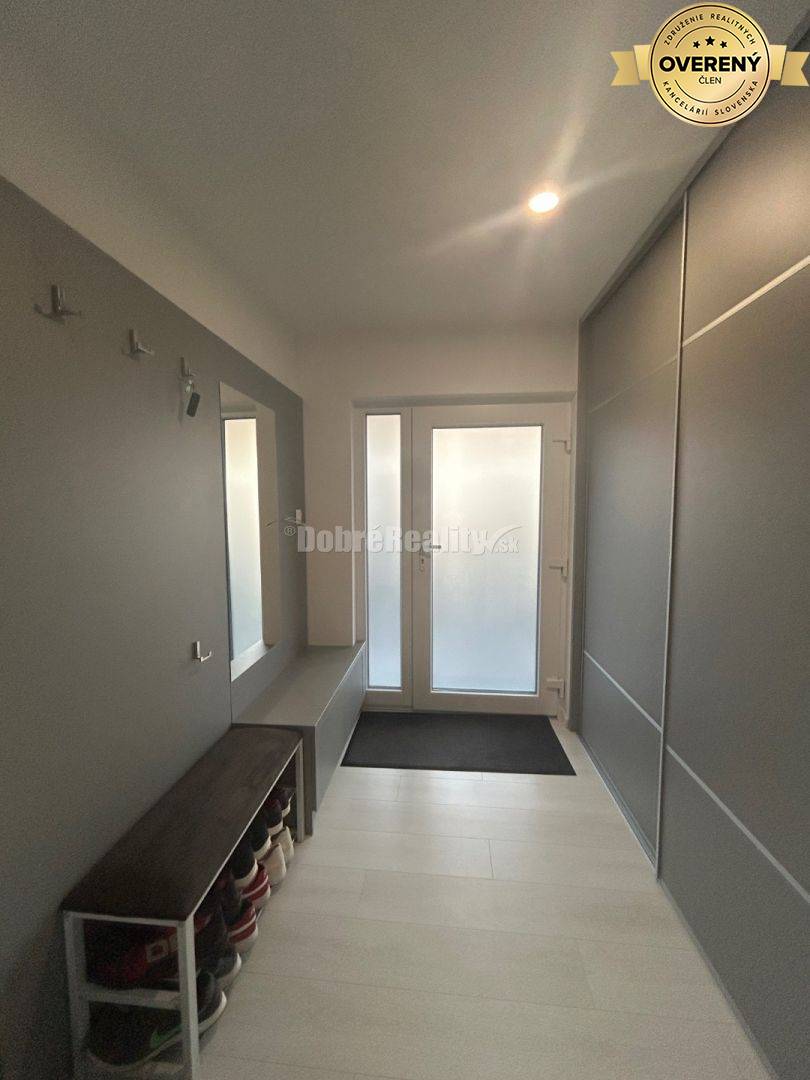 Štýlový rodinný dom z lodných kontajnerov, na predaj.