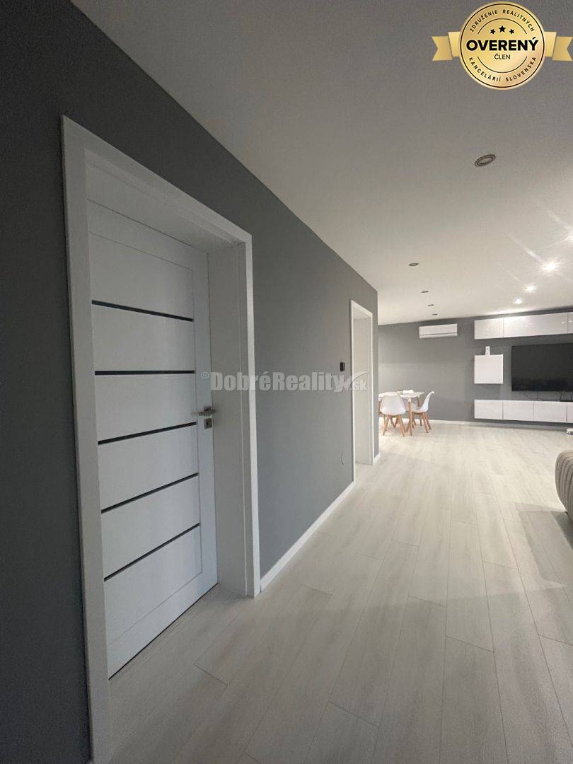 Štýlový rodinný dom z lodných kontajnerov, na predaj.