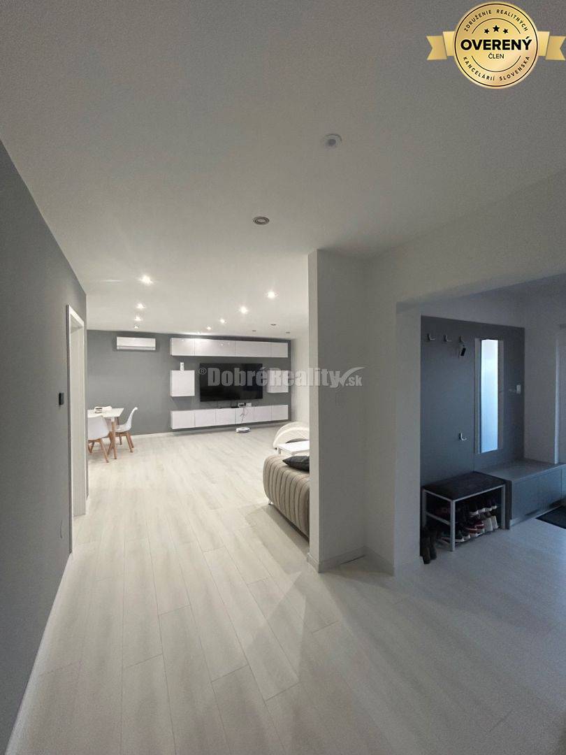 Štýlový rodinný dom z lodných kontajnerov, na predaj.