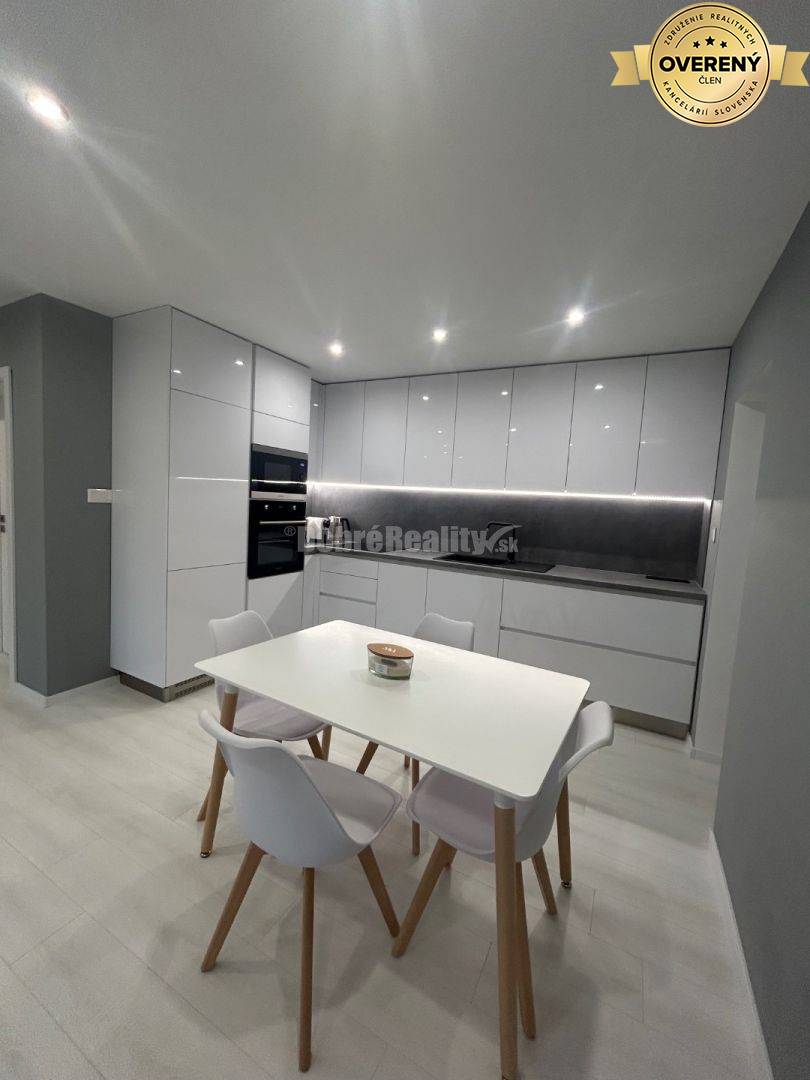 Štýlový rodinný dom z lodných kontajnerov, na predaj.