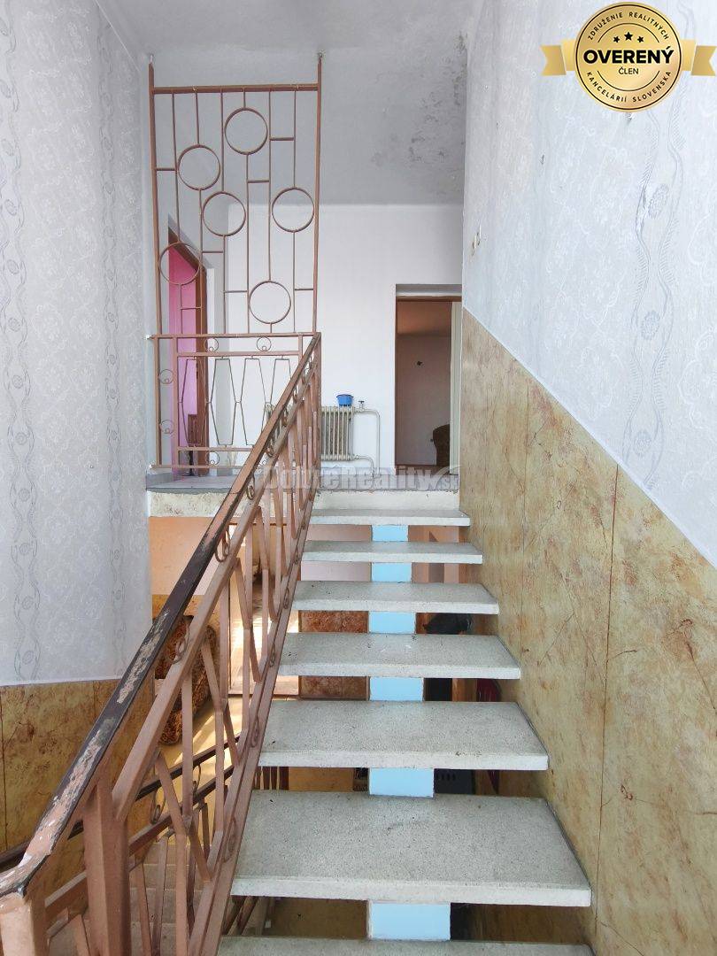 Priestranný ,slnečný rodinný dom v pôvodnom stave , vhodný na rekonštr