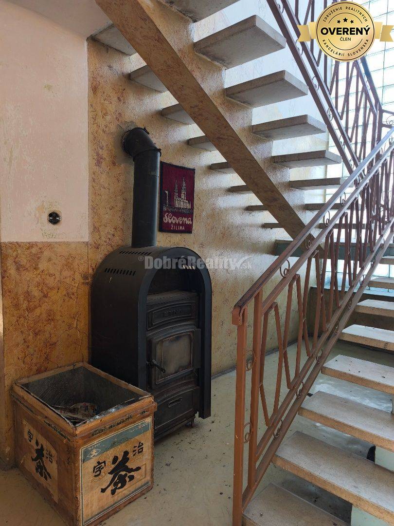 Priestranný ,slnečný rodinný dom v pôvodnom stave , vhodný na rekonštr