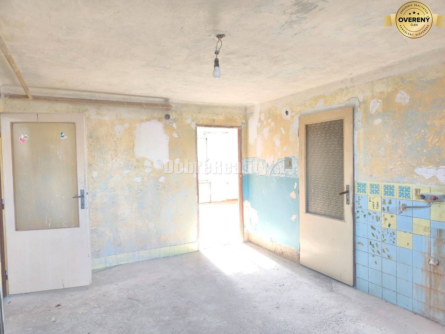 Priestranný ,slnečný rodinný dom v pôvodnom stave , vhodný na rekonštr