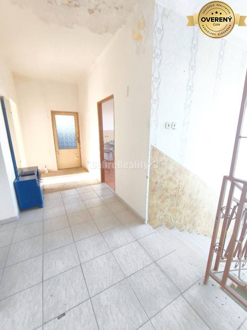 Priestranný ,slnečný rodinný dom v pôvodnom stave , vhodný na rekonštr