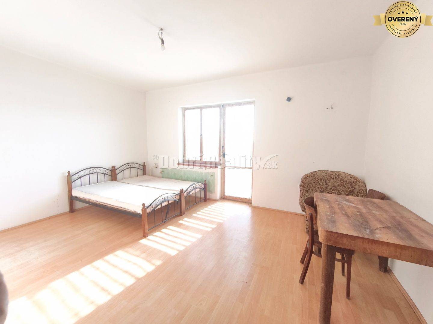 Priestranný ,slnečný rodinný dom v pôvodnom stave , vhodný na rekonštr