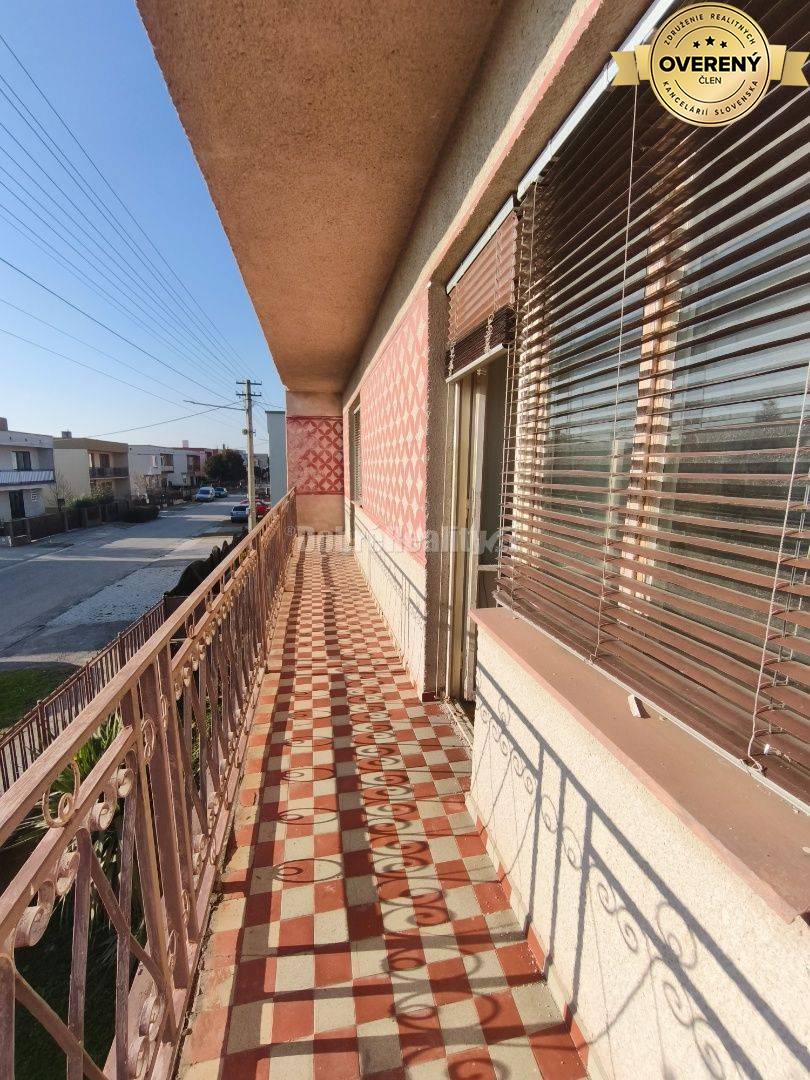 Priestranný ,slnečný rodinný dom v pôvodnom stave , vhodný na rekonštr