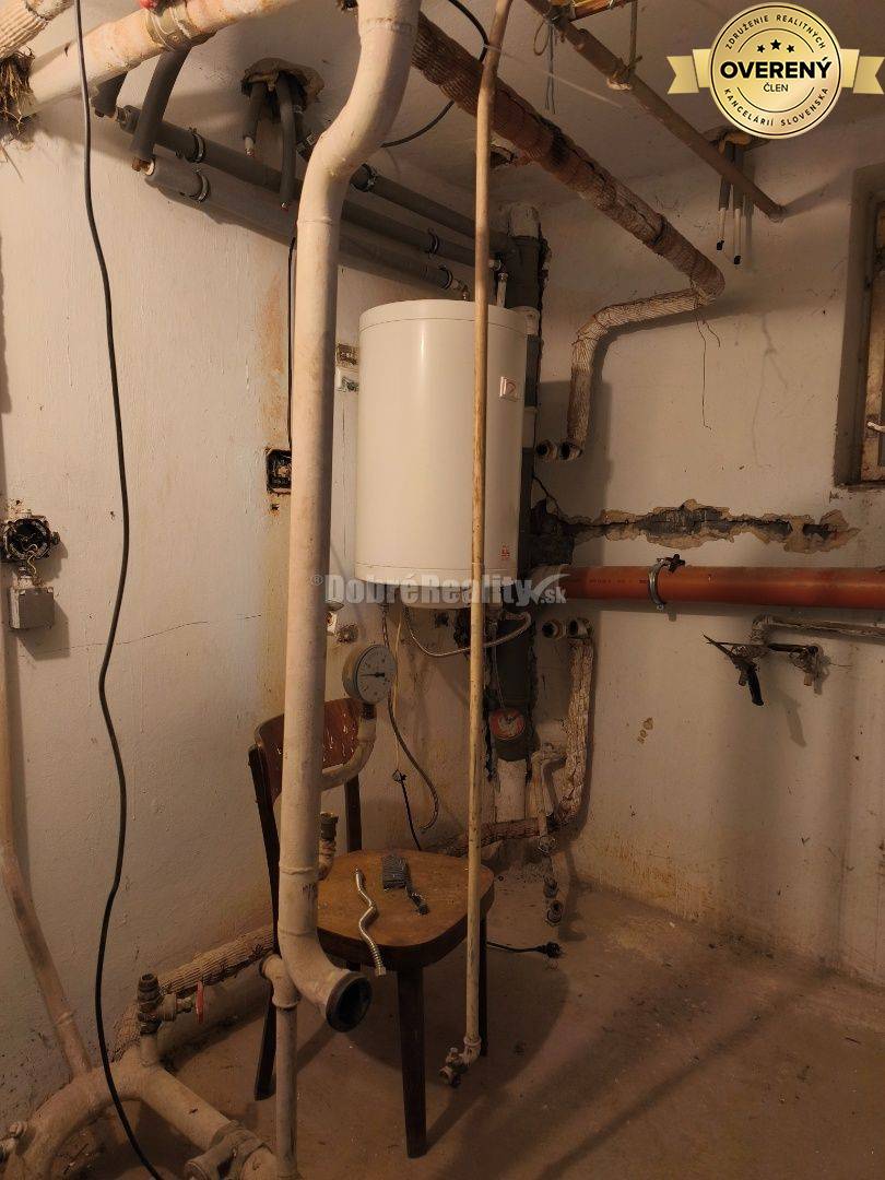 Priestranný ,slnečný rodinný dom v pôvodnom stave , vhodný na rekonštr