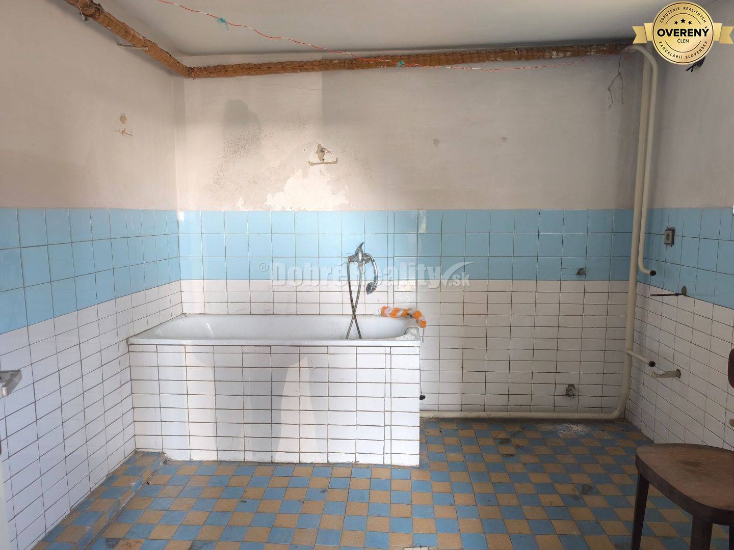 Priestranný ,slnečný rodinný dom v pôvodnom stave , vhodný na rekonštr