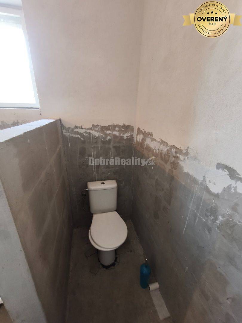 Priestranný ,slnečný rodinný dom v pôvodnom stave , vhodný na rekonštr