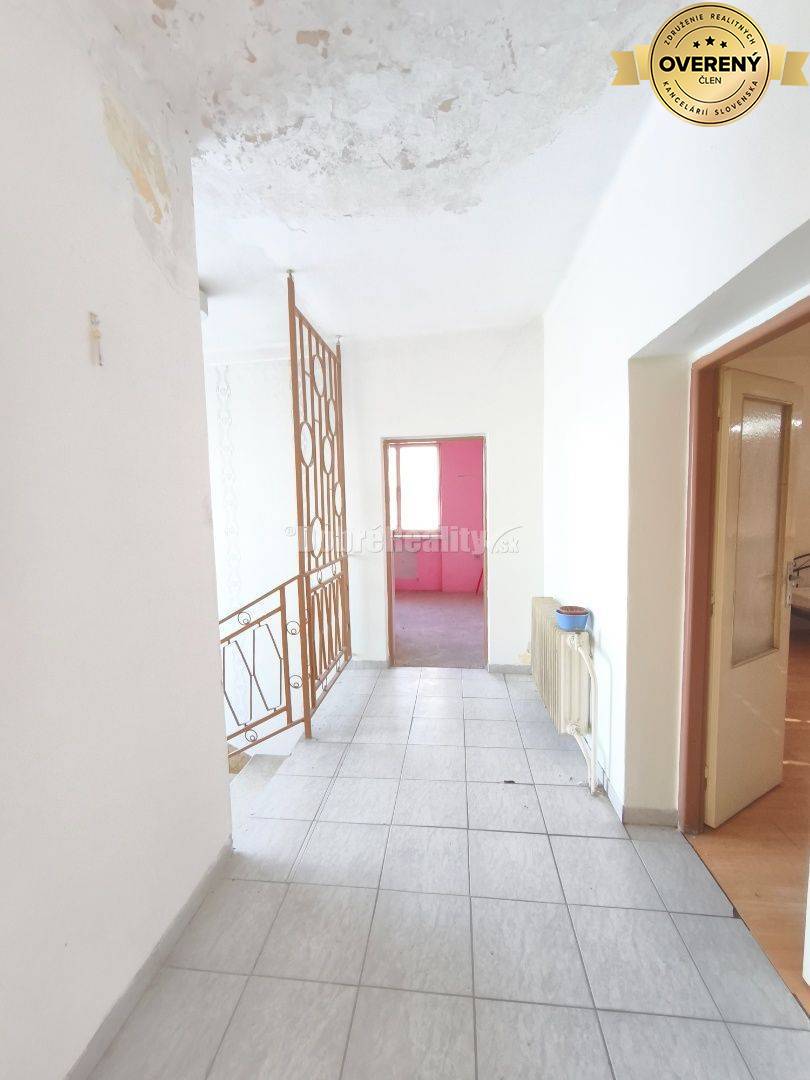 Priestranný ,slnečný rodinný dom v pôvodnom stave , vhodný na rekonštr