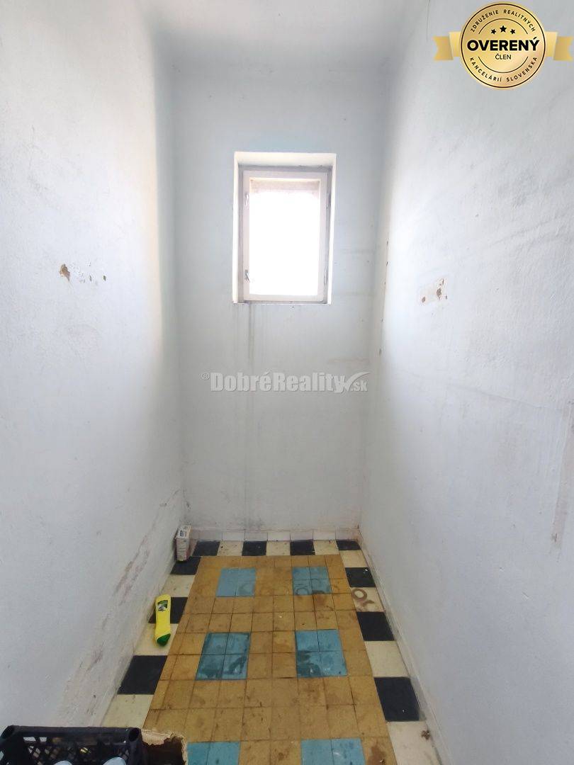 Priestranný ,slnečný rodinný dom v pôvodnom stave , vhodný na rekonštr