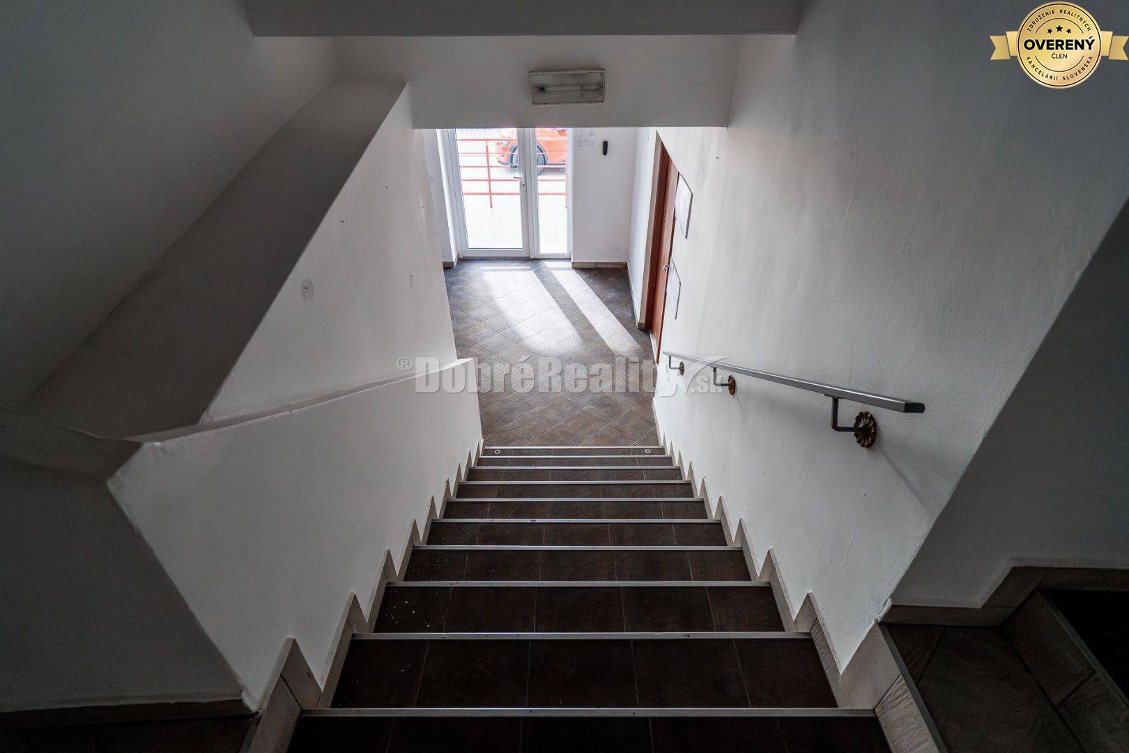 PRENÁJOM: Atraktívny prevádzkový priestor so samostatným vstupom, 262