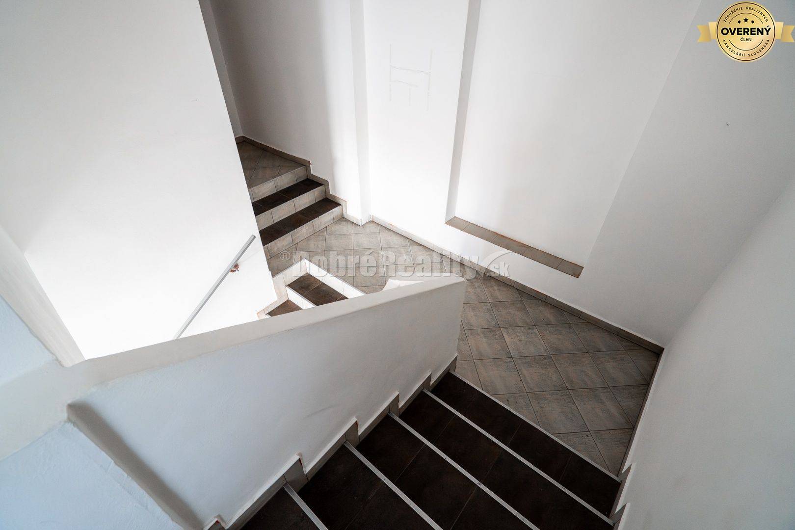 PRENÁJOM: Atraktívny prevádzkový priestor so samostatným vstupom, 262