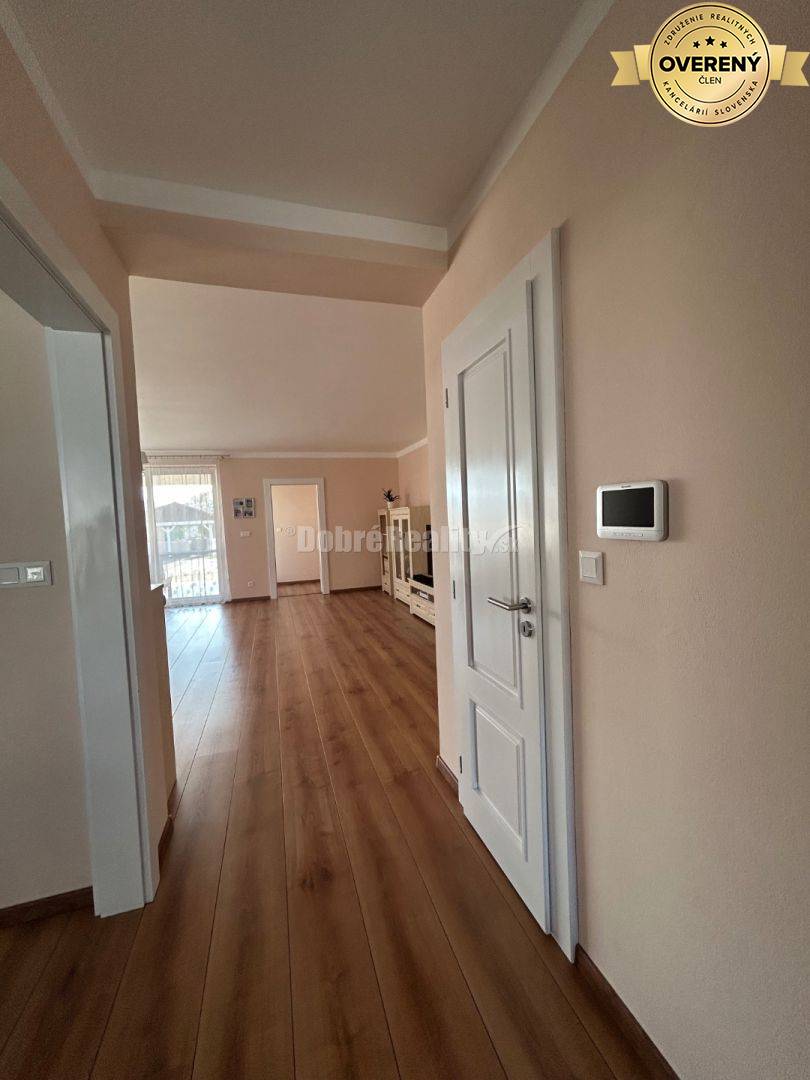 Unikátny 4 izbový rodinný dom pri jazere, kompletne zariadený, voľný i