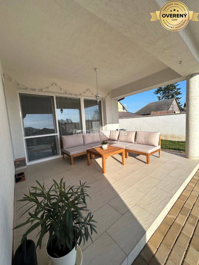 Unikátny 4 izbový rodinný dom pri jazere, kompletne zariadený, voľný i