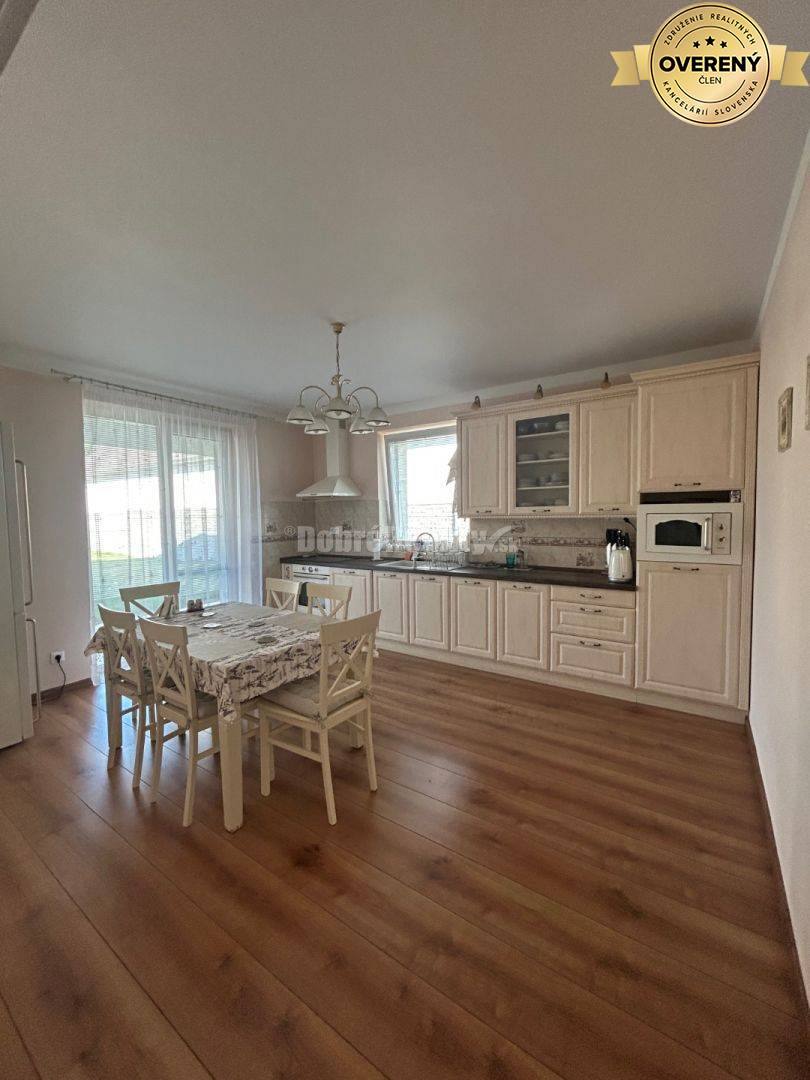 Unikátny 4 izbový rodinný dom pri jazere, kompletne zariadený, voľný i