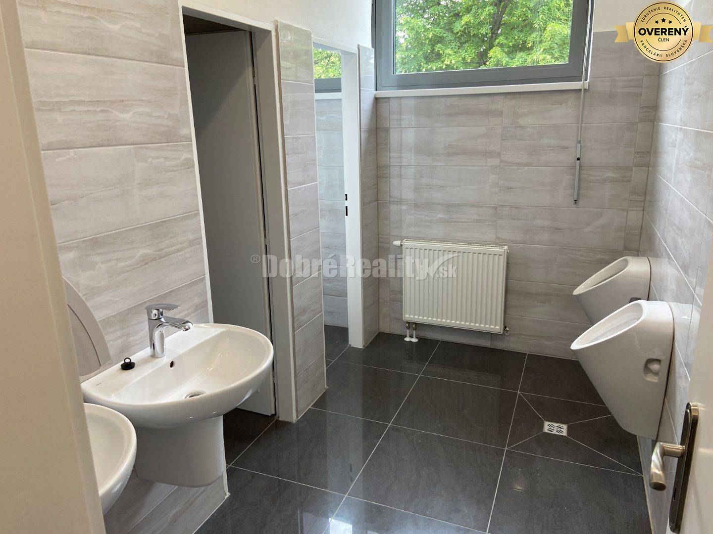 Na prenájom pekný komerčný priestor v luxusne zrekonštruovanej multifu