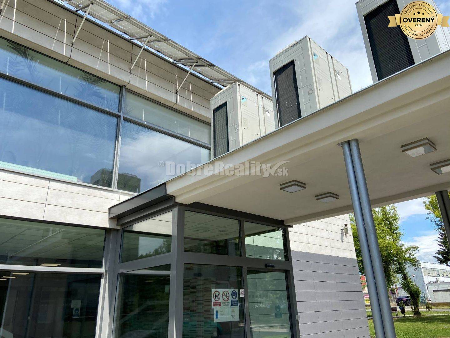 Na prenájom pekný komerčný priestor v luxusne zrekonštruovanej multifu