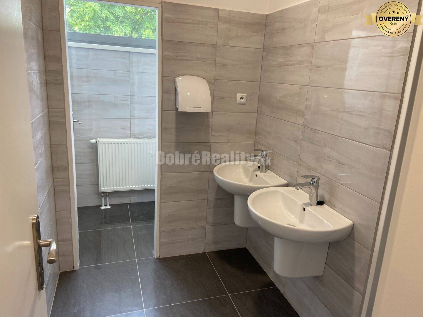 Na prenájom pekný komerčný priestor v luxusne zrekonštruovanej multifu