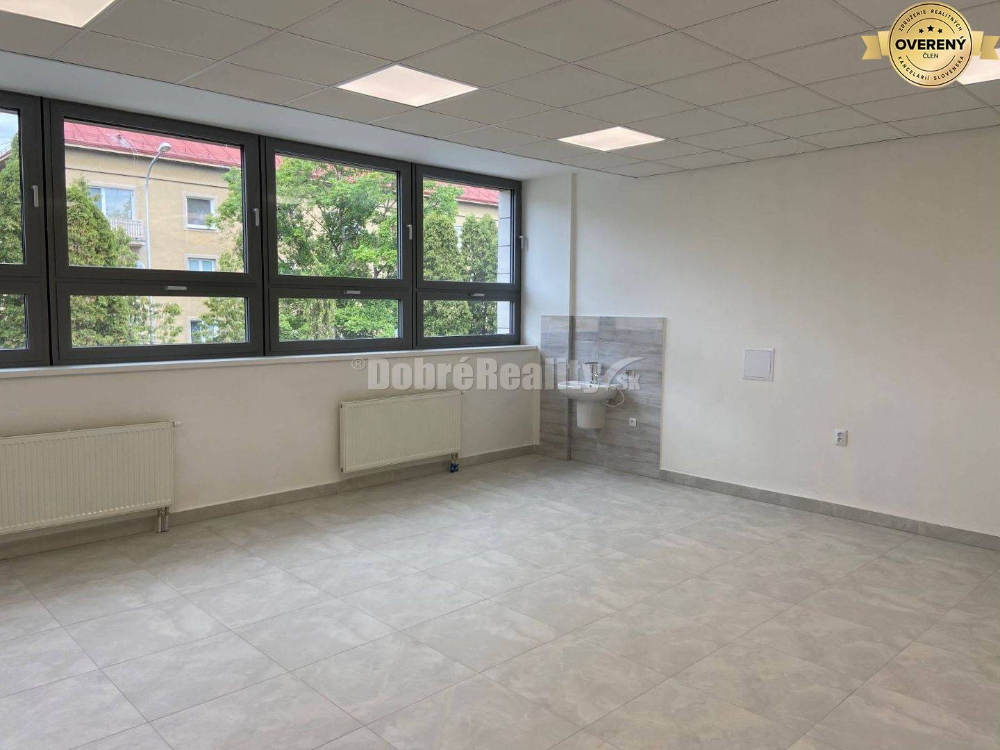 Na prenájom pekný komerčný priestor v luxusne zrekonštruovanej multifu