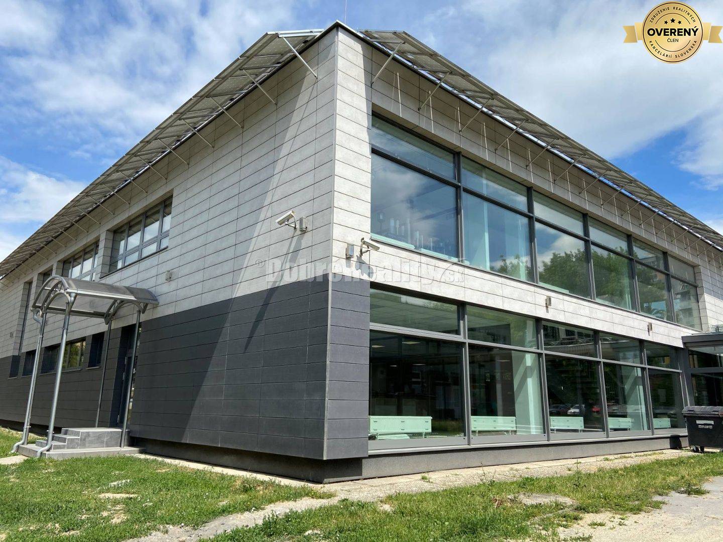 Na prenájom pekný komerčný priestor v luxusne zrekonštruovanej multifu