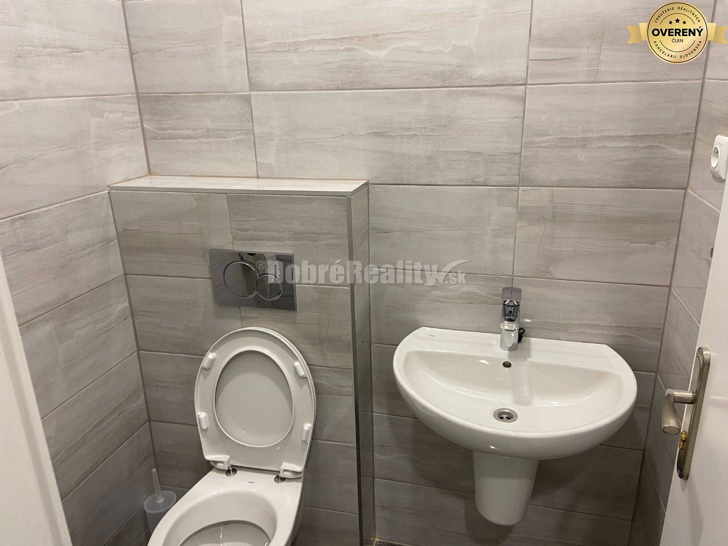 Na prenájom pekný komerčný priestor v luxusne zrekonštruovanej multifu