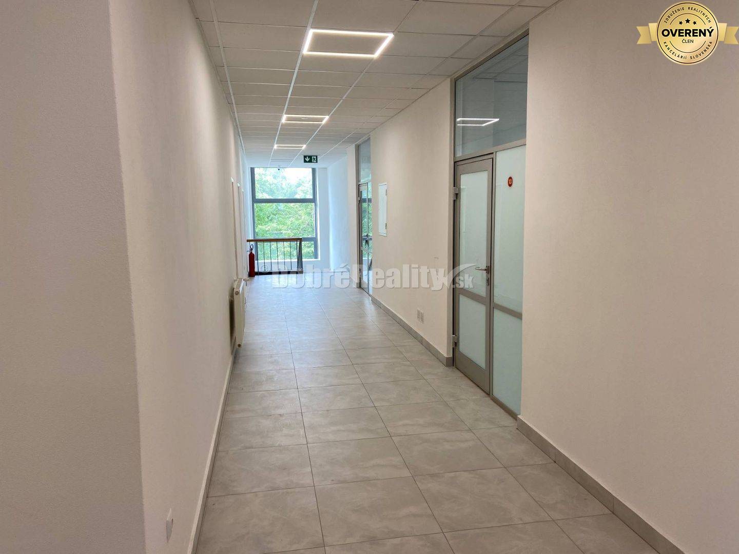 Na prenájom pekný komerčný priestor v luxusne zrekonštruovanej multifu