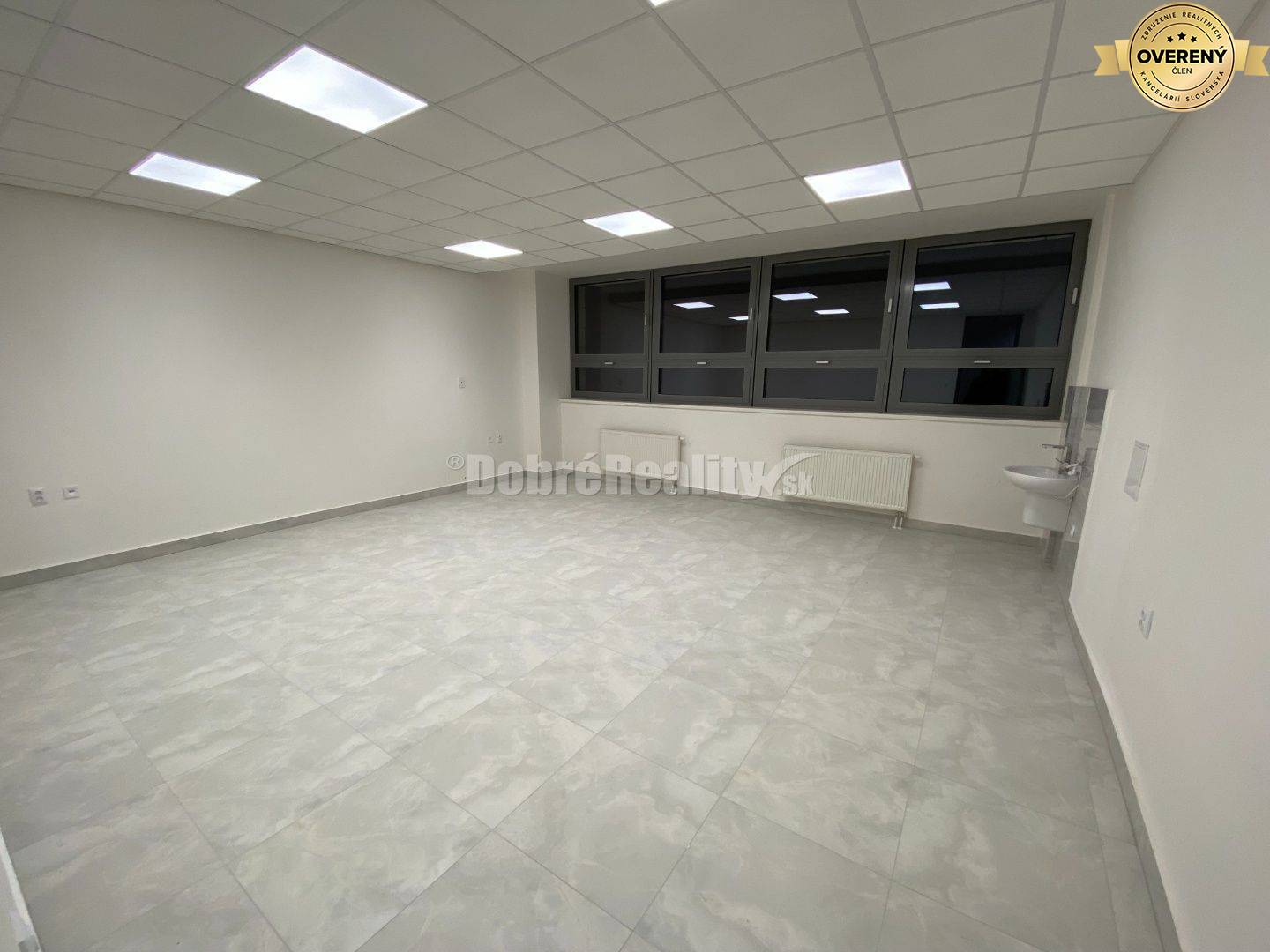 Na prenájom pekný komerčný priestor v luxusne zrekonštruovanej multifu