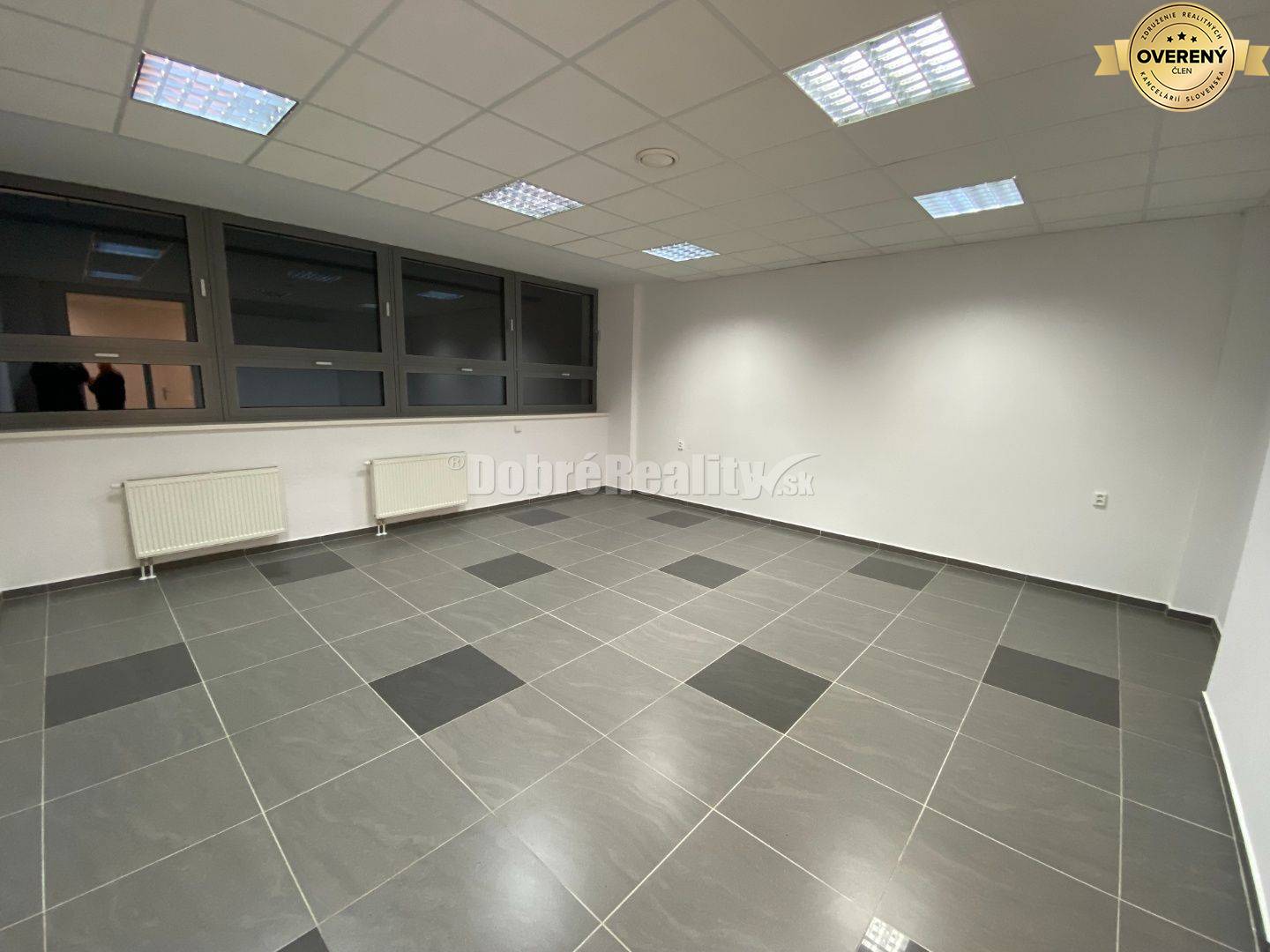 Na prenájom pekný komerčný priestor v luxusne zrekonštruovanej multifu