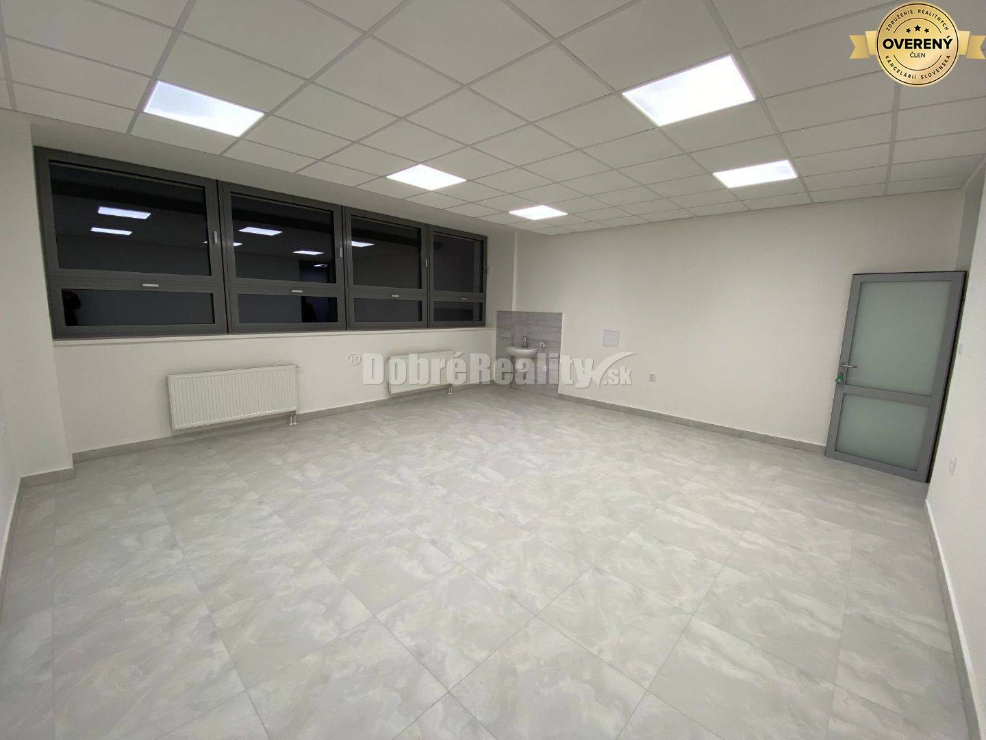 Na prenájom pekný komerčný priestor v luxusne zrekonštruovanej multifu