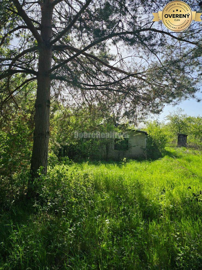 Jedinečný pozemok pod lesom v obci Sokolovce 675m2 – tiché miesto s ve