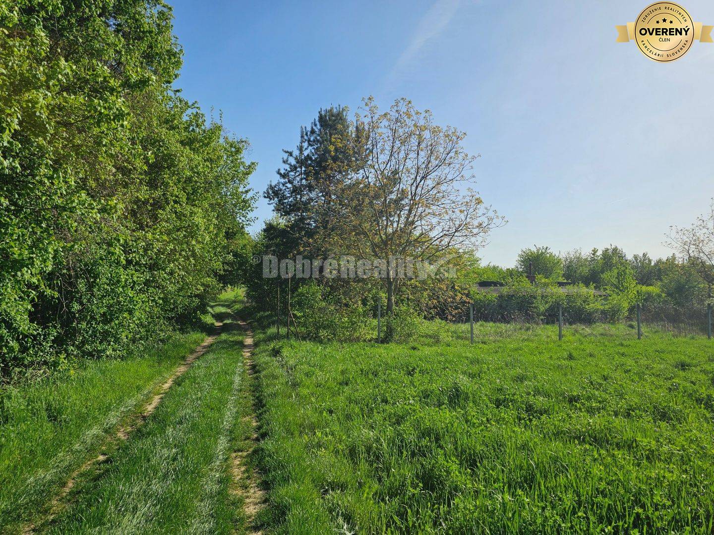 Jedinečný pozemok pod lesom v obci Sokolovce 675m2 – tiché miesto s ve