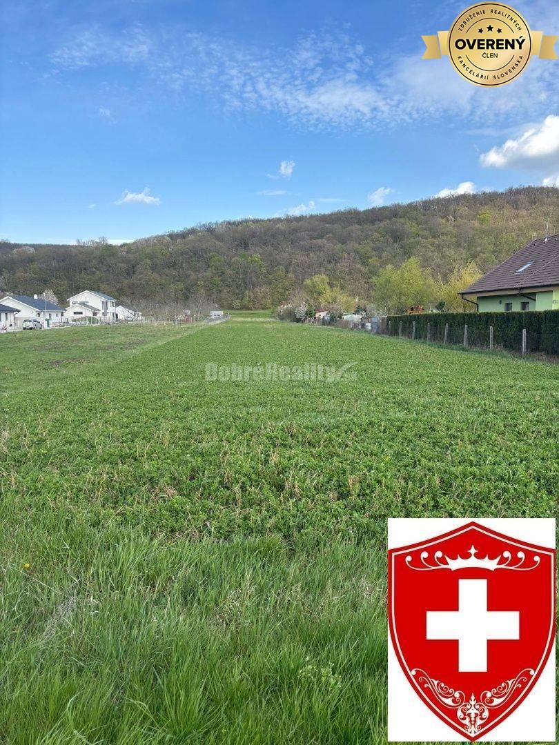 Jedinečný pozemok pod lesom v obci Sokolovce 675m2 – tiché miesto s ve