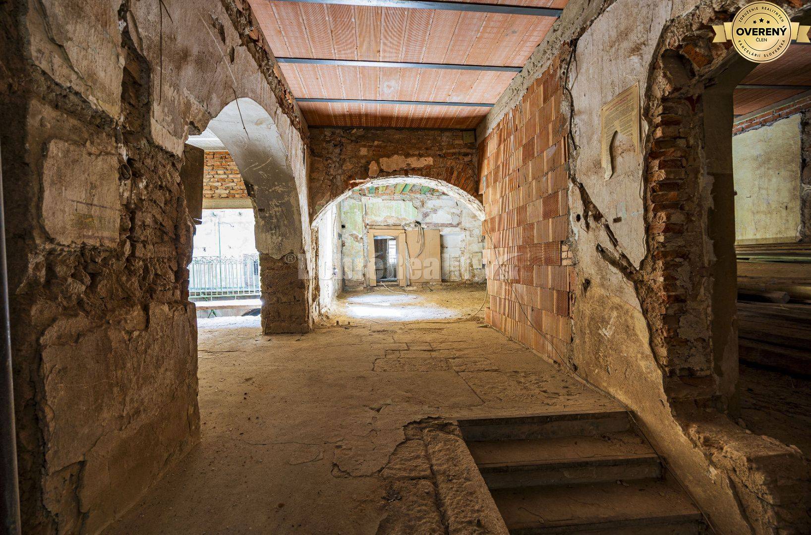 PREDAJ - investičná príležitosť - historocká budova Banská Štiavnica -