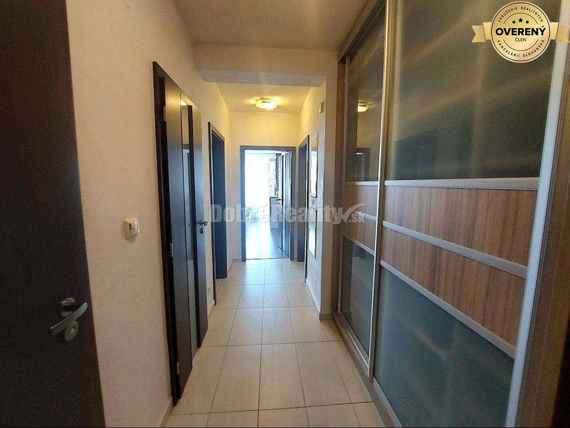 PRENÁJOM: VEĽKÝ 2 IZBOVÝ BYT S TERASOU A GARÁŽOVÝM STÁTÍM