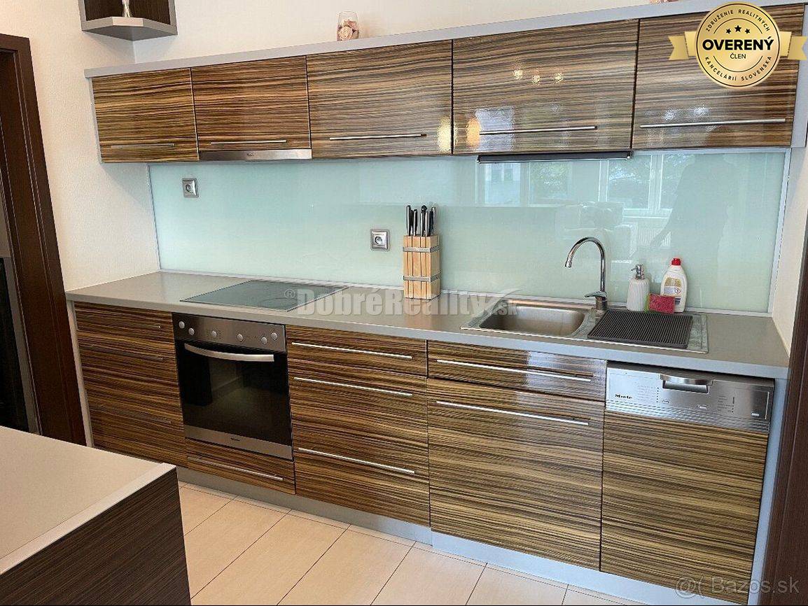 PRENÁJOM: VEĽKÝ 2 IZBOVÝ BYT S TERASOU A GARÁŽOVÝM STÁTÍM