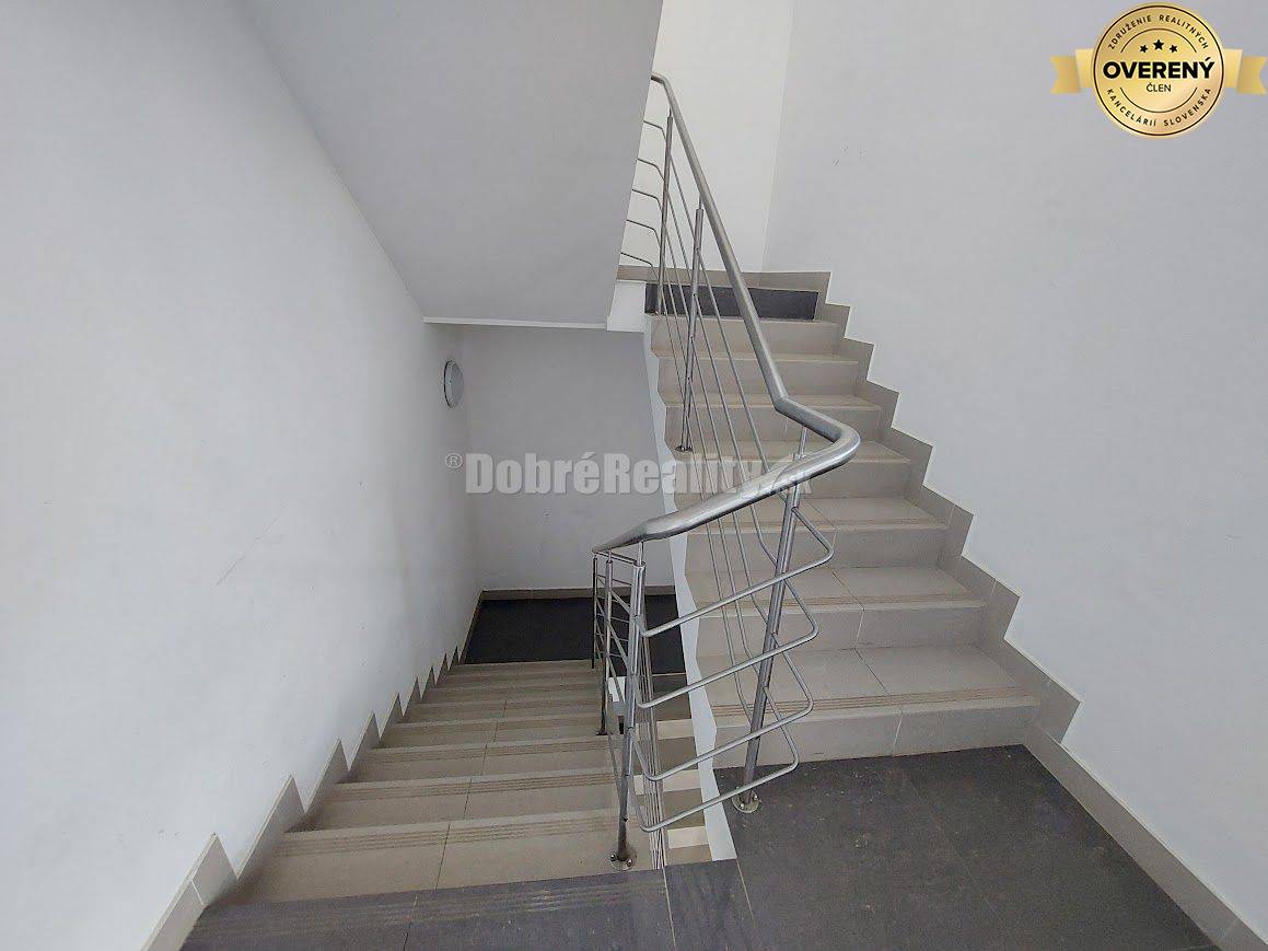 PRENÁJOM: VEĽKÝ 2 IZBOVÝ BYT S TERASOU A GARÁŽOVÝM STÁTÍM