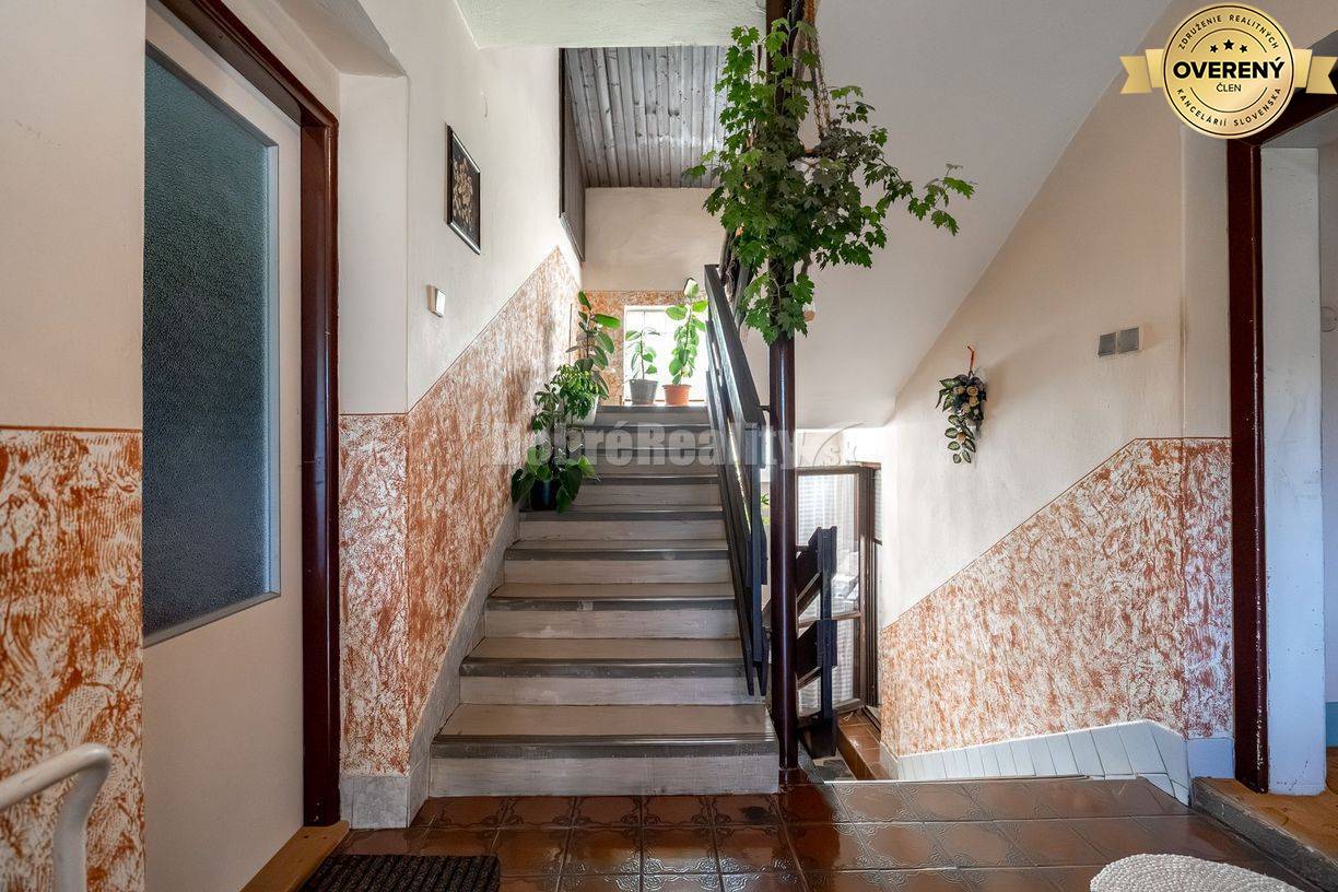 PREDAJ: Poctivý rodinný dom s prístavbou na konci ulice, 330 m2, Čiern