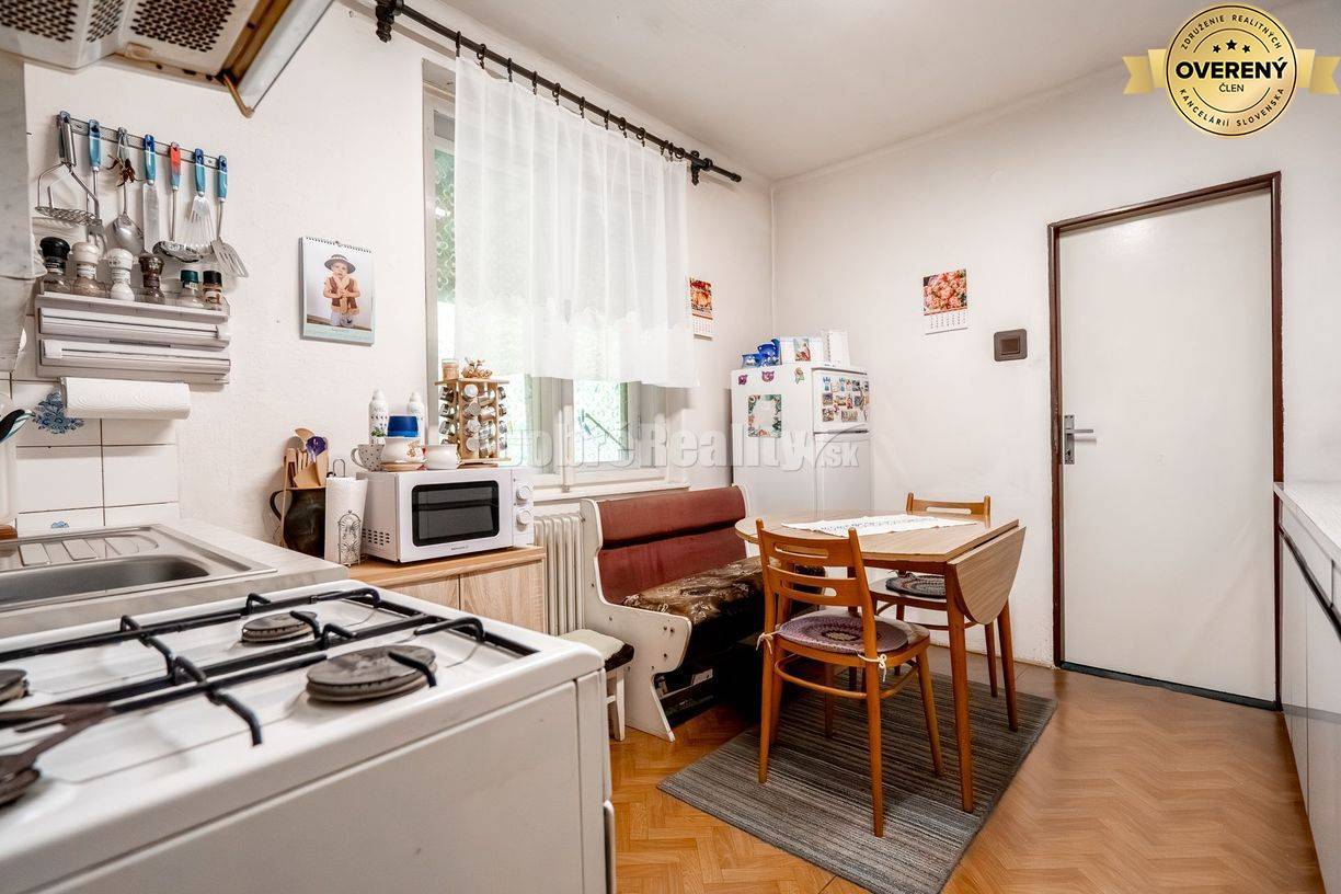 PREDAJ: Poctivý rodinný dom s prístavbou na konci ulice, 330 m2, Čiern