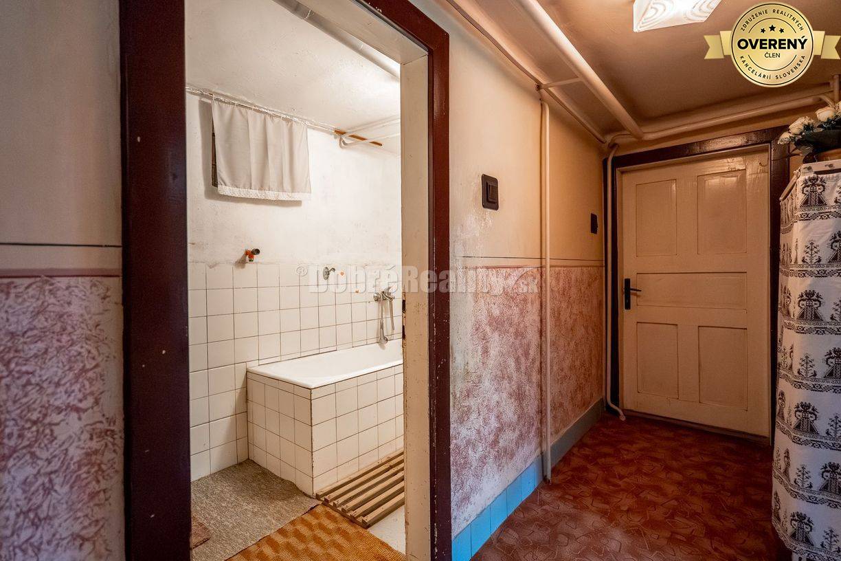 PREDAJ: Poctivý rodinný dom s prístavbou na konci ulice, 330 m2, Čiern