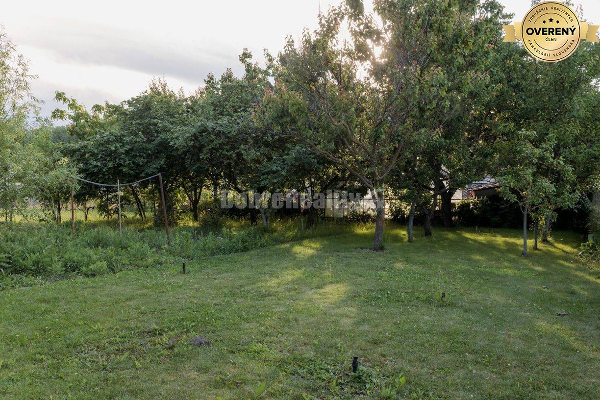 Ponúkame na predaj 2 rodinné domy na jednom pozemku v obci Dvory nad Ž