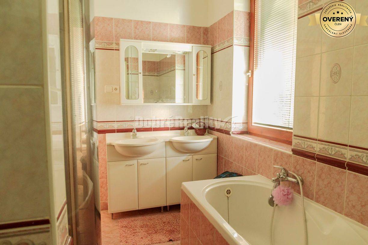 Ponúkame na predaj 2 rodinné domy na jednom pozemku v obci Dvory nad Ž