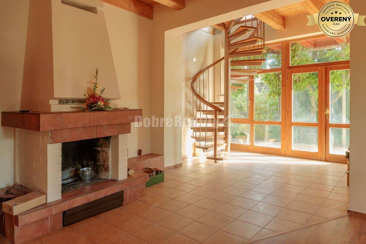 Ponúkame na predaj 2 rodinné domy na jednom pozemku v obci Dvory nad Ž