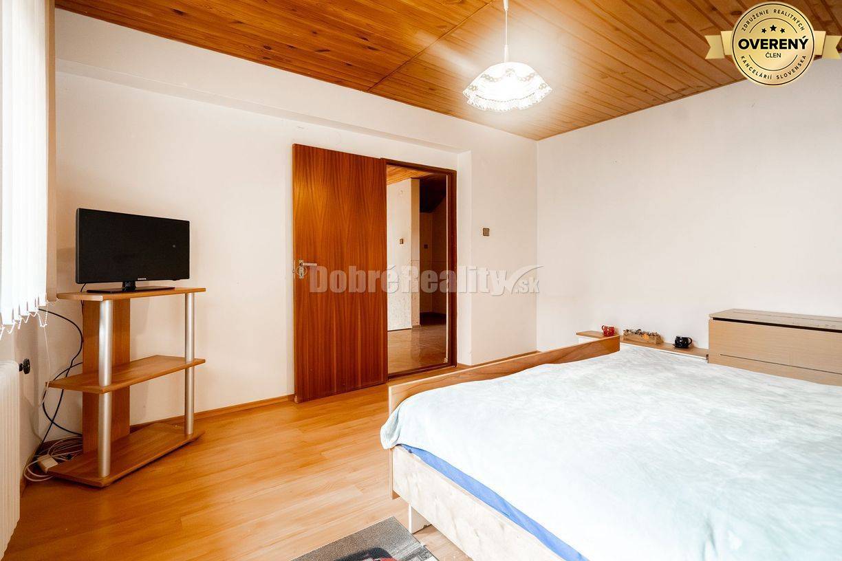 REZERVOVANÝ: 5 izbový rodinný dom pod Urbanovým vrchom, 303 m2, Čierny