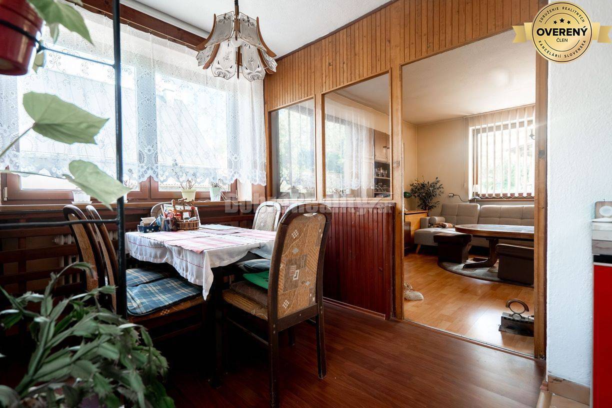 REZERVOVANÝ: 5 izbový rodinný dom pod Urbanovým vrchom, 303 m2, Čierny