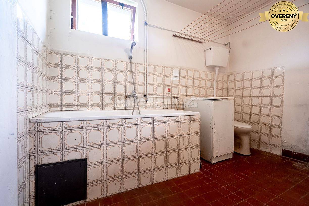 REZERVOVANÝ: 5 izbový rodinný dom pod Urbanovým vrchom, 303 m2, Čierny